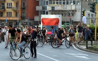 Ciclisti bloccano piazzale Loreto dopo la morte di unna donna travolta da una betoniera, Milano, 23 giugno 2023. ANSA/PAOLO SALMOIRAGO
