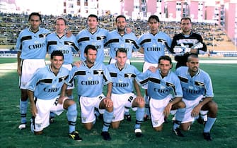 Lzio 1999-2000 da sin-in piedi:Alessandro Nesta-Nestor Sensini-Paolo Negro-Sinisa Mihajlovic-Simone Inzaghi-Luca Marchegiani.
in basso:Dejan Stankovic-Giuseppe Favalli-Pavel Nedved-Roberto Mancini e Sebastian Veron. (Lzio 1999-2000 da sin-in piedi:Ale