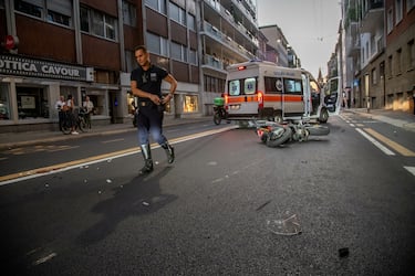 Foto Claudio Furlan/LaPresse 03-09-2023 Milano, Italia - Investimento pedone via fatebenefratelli 36 , investita da una moto una donna di 26 anni che attraversava fuori dalle strisce