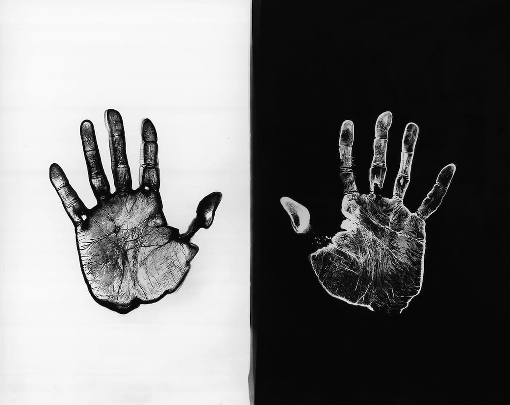 Ugo_Mulas_Il_laboratorio._Una_mano_sviluppa_l_altra_fissa_1970-1972.jpg