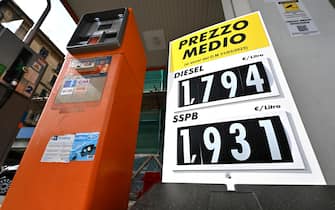 Da oggi sono obbligatori i cartelli esposti del prezzo medio nazionale del costo della benzina e diesel nei distributori di carburante di tutta Italia. Genova, 01 agosto2023.ANSA/LUCA ZENNARO