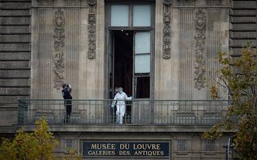 PARIS, FRANCE - OCTOBER 19: A French Forensics Officer examines the cut window and balcony of a gallery at the Louvre Museum which was the scene of a robbery at the world famous museum earlier in the day on October 19, 2025 in Paris, France. France's Culture Minister, Rachida Dati, announced the closure of the world-famous art museum on X due to the robbery taking place just after the Louvre opened to the public. It is being reported that millions of pound with of historic jewellery belonging to Napoleon and Empress Josephine has been stolen (Photo by Kiran Ridley/Getty Images)