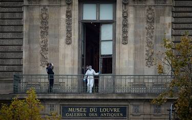 PARIS, FRANCE - OCTOBER 19: A French Forensics Officer examines the cut window and balcony of a gallery at the Louvre Museum which was the scene of a robbery at the world famous museum earlier in the day on October 19, 2025 in Paris, France. France's Culture Minister, Rachida Dati, announced the closure of the world-famous art museum on X due to the robbery taking place just after the Louvre opened to the public. It is being reported that millions of pound with of historic jewellery belonging to Napoleon and Empress Josephine has been stolen (Photo by Kiran Ridley/Getty Images)