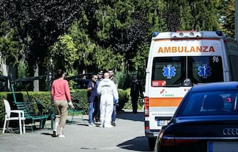 Un'ambulanza nei pressi del luogo della tragedia consumatasi ad Alessandria, 27 settembre 2023. Ha ucciso anche la moglie e il figlio l'uomo di 66 anni che si Ë ammazzato nel giardino dell'istituto di cura e riabilitazione Divina provvidenza di Alessandria, dopo avere ucciso la suocera, Carla Schiffo 78 anni. I carabinieri, secondo quanto si apprende, in seguito alla tragedia nell'istituto hanno cercato di rintracciare moglie e figlio dell'uomo, scoprendo quindi che la donna non era andata al lavoro e che il ragazzo non era a scuola. E' a quel punto che i militari sono andati a casa della famiglia e, sfondata la porta, hanno trovato i due cadaveri.
ANSA NPK