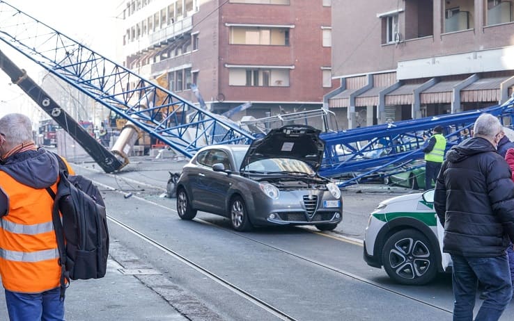 Gru caduta su un palazzo a Torino