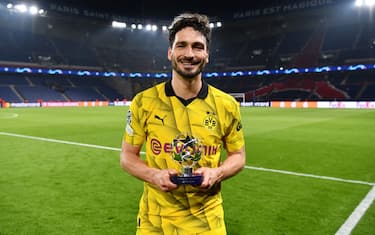PARIS, FRANCE - MAY 07: Mats Hummels of Borussia Dortmund poses for a photograph poses for a photograph with the PlayStation Player of the Match award after Borussia Dortmund defeat Paris Saint-Germain during the UEFA Champions League semi-final second leg match between Paris Saint-Germain and Borussia Dortmund at Parc des Princes on May 07, 2024 in Paris, France. (Photo by Valerio Pennicino - UEFA/UEFA via Getty Images)