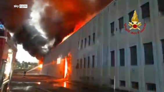 incendio a torino l intervento dei vigili del fuoco