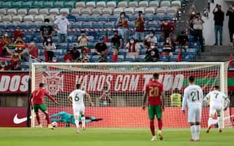 epa09441662 Cristiano Ronaldo (L) of Portugal misses a penalty against Ireland during the FIFA World Cup Qatar 2022 group A qualification soccer match between Portugal and Ireland held at Algarve stadium in Faro, Portugal, 01 September  2021.  EPA/ANTONIO COTRIM