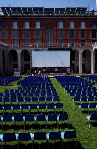 Fase 3 , ultimi preparativi per il cinema e teatro all' aperto nel giardino della Triennale di Milano