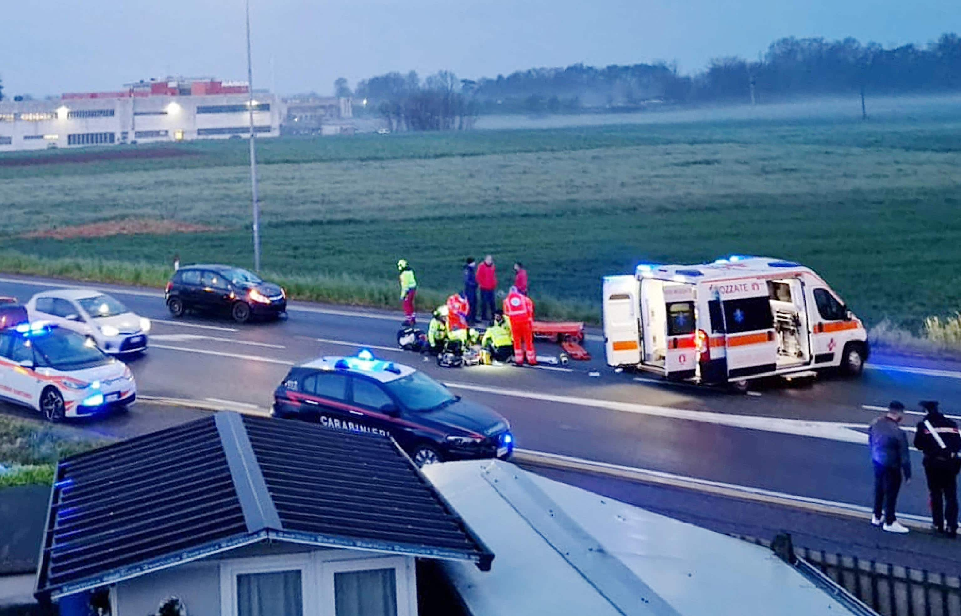 Carabinieri e ambulanza sul luogo dell'incidente stradale costato la vita ad un uomo di trent'anni che viaggiava su un monopattino elettrico, Limido Comasco, 13 aprile 2023. In via Roma, lungo un tratto rettilineo di strada, l'uomo si è scontrato con una Opel Corsa. Trasportato all'ospedale di Tradate in codice rosso, è morto tre ore più tardi.
ANSA/ FABRIZIO CUSA