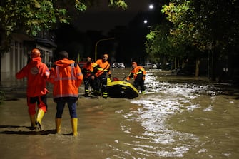 I soccorritori utilizzano gommoni per recuperare persone dopo l'esondazione a Campi Bisenzio, vicino Firenze, 3 novembre 2023.
Rescuers use inflatable boats to recover people after flooding in Campi Bisenzio, near Florence, November 3, 2023.
During the night, firefighters worked to rescue people who remained isolated after the violent wave of bad weather that hit Northern Italy and Tuscany in particular last night.
ANSA/CLAUDIO GIOVANNINI