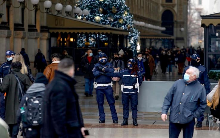 Controlli della Polizia di Stato e della Polizia Locale nell'ultimo sabato prima di Natale durante l'emergenza Coronavirus a Milano, 19 dicembre 2020. 
 ANSA/Mourad Balti Touati