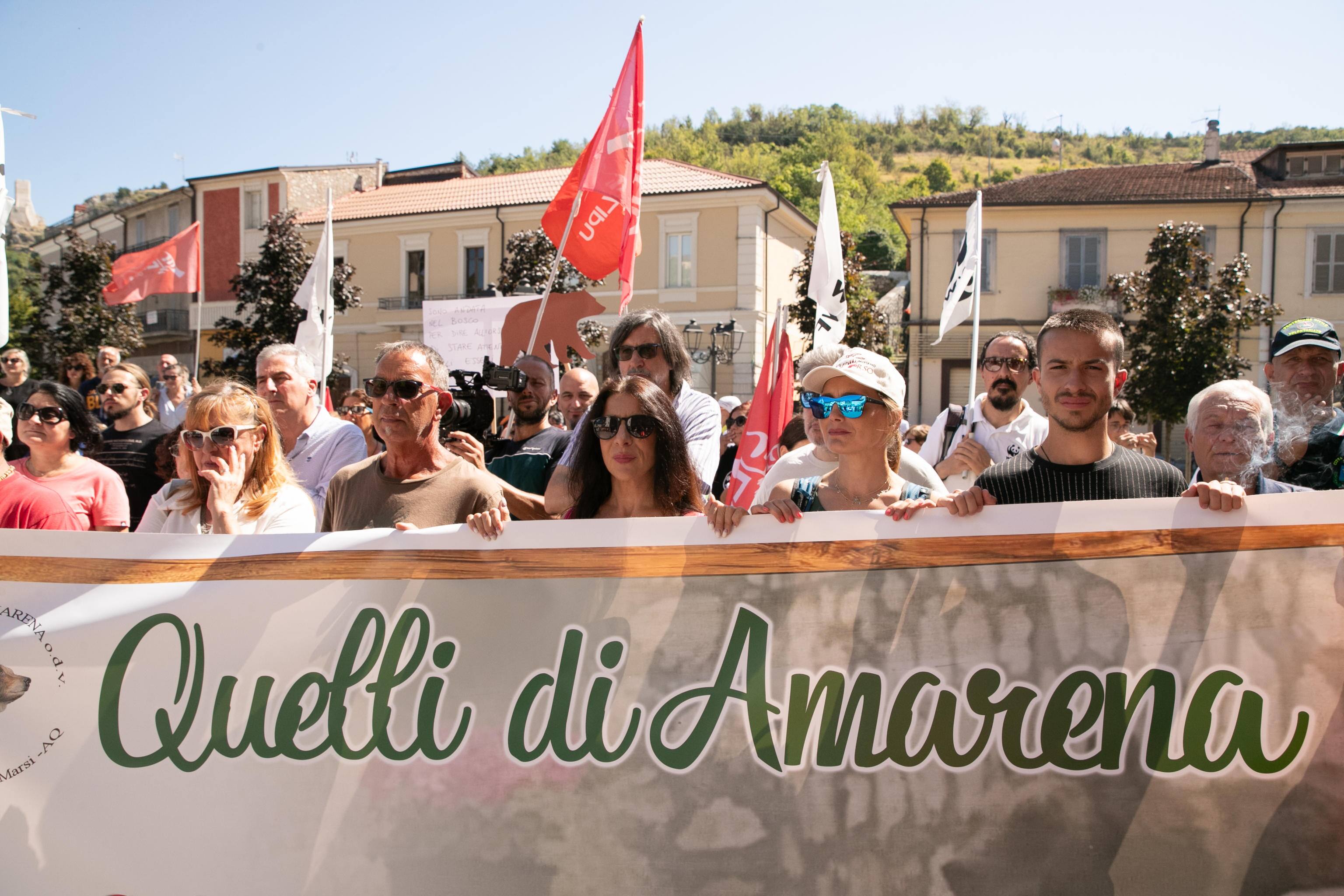 Orsa uccisa, a Pescina 2mila persone in strada per Amarena | Sky TG24