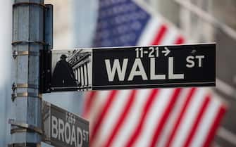 (220119) -- NEW YORK, Jan. 19, 2022 (Xinhua) -- A Wall Street sign is seen in front of the New York Stock Exchange (NYSE) in New York, the United States, on Jan. 18, 2022. U.S. stocks plunged on Tuesday amid heavy selling in the tech and financial sectors.
   The Dow Jones Industrial Average dropped 543.34 points, or 1.51 percent, to 35,368.47. The S&P 500 fell 85.74 points, or 1.84 percent, to 4,577.11. The Nasdaq Composite Index decreased 386.86 points, or 2.60 percent, to 14,506.90. (Xinhua/Michael Nagle) - Wang Ying -//CHINENOUVELLE_0920036/2201191129/Credit:CHINE NOUVELLE/SIPA/2201191135