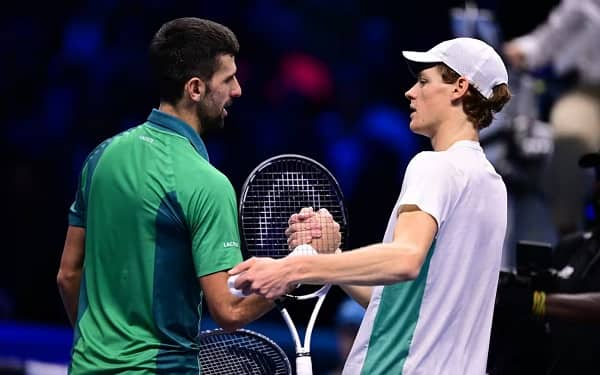 La stretta di mano fra Djokovic e Sinner dopo le Finals