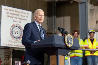 Il Presidente Joe Biden ha chiesto che si arrivi rapidamente a un “accordo equo” sulle trattative contrattuali per gli sceneggiatori cinematografici e televisivi di Hollywood in sciopero