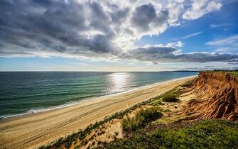 Steilküste und Strand Praia da Falesia bei Vilamoura, Algarve, Portugal, Europa