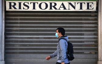 Un ristorante chiuso al centro storico della capitale, durante lÕemergenza Covid-19 Roma 7 maggio 2020
ANSA/MASSIMO PERCOSSI