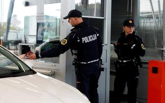 epa10930326 Slovenian police officers check vehicles at the Obrezje-Bregana border between Slovenia and Croatia crossing near Obrezje village, Slovenia, 21 October 2023. On 21 October, Ljubljana temporarily reinstated traffic controls along its border sections shared with Croatia and Hungary, justifying the measures as part of necessary steps to tighten national security against potential terrorist attacks and to curb the increased illegal migration coming from the Middle East.  EPA/ANTONIO BAT