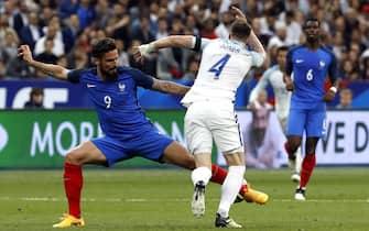 epa06026751 Olivier Giroud of France (L) in action against Phil Jones of England during the friendly soccer match between France and England at the Stade de France in Paris, France, 13 June 2017.  EPA/ETIENNE LAURENT