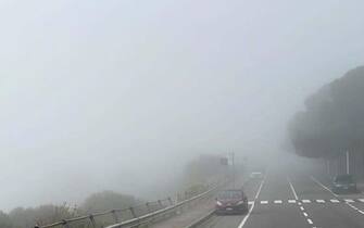 Cagliari e il suo hinterland si sono risvegliati stamattina con una fitta nebbia, 22 febbraio 2023. Non si registrano particolari disagi sulle strade, ma la nebbia ha causato ritardi nei voli in partenza e in arrivo all'aeroporto di Cagliari-Elmas.
ANSA/ FABRIZIO FOIS