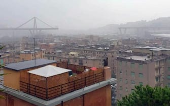 Il ponte Morandi parzialmente crollato a Genova, in un'immagine tratta dal profilo Twitter del consigliere comunale Pd Ugo Truffelli, 14 agosto 2018. PROFILO TWITTER UGO TRUFFELLI +++ ATTENZIONE LA FOTO NON PUO' ESSERE PUBBLICATA O RIPRODOTTA SENZA L'AUTORIZZAZIONE DELLA FONTE DI ORIGINE CUI SI RINVIA +++ ++ HO - NO SALES, EDITORIAL USE ONLY ++ 