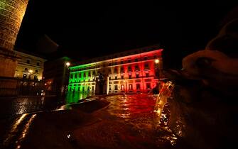 La facciata principale di Palazzo Chigi illuminata con i colori della Bandiera Nazionale, in occasione del Giorno dell'Unità Nazionale e Giornata delle Forze Armate, 4 novembre 2023. ANSA/ FILIPPO ATTILI - UFFICIO STAMPA ++HO - NO SALES EDITORIAL USE ONLY++ NPK++