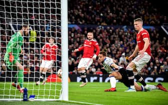 epa09534878 Atalanta's Mario Pasalic (2-R) scores the 0-1 lead during the UEFA Champions League group F soccer match between Manchester United and Atalanta BC in Manchester, Britain, 20 October 2021.  EPA/Peter Powell