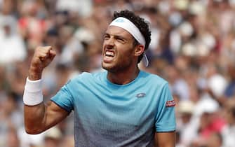 epa06786924 Marco Cecchinato of Italy reacts as he plays Novak Djokovic of Serbia during their menâs quarter final match during the French Open tennis tournament at Roland Garros in Paris, France, 05 June 2018.  EPA/GUILLAUME HORCAJUELO