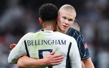 MADRID, SPAIN - APRIL 09: Erling Haaland of Manchester City embraces Jude Bellingham of Real Madrid after the UEFA Champions League quarter-final first leg match between Real Madrid CF and Manchester City at Estadio Santiago Bernabeu on April 09, 2024 in Madrid, Spain. (Photo by James Gill - Danehouse/Getty Images)