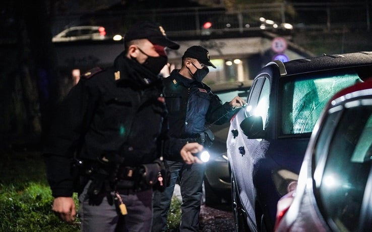 Gli uomini della squadra mobile in via Gottardo