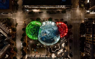 Le sfere illuminate con il tricolore