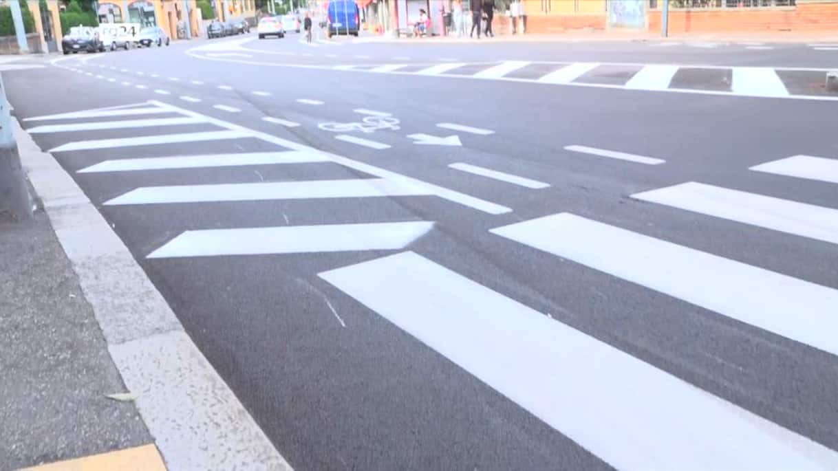 bologna auto contro palo durante inseguimento polizia