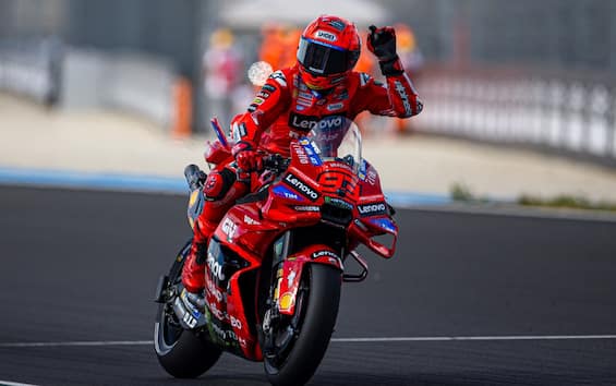 https://static.sky.it/editorialimages/38913f7d9f679bf7e312107882979f8c8dde2855/skysport/it/motori/motogp/video/2025/08/23/motogp-gp-ungheria-pole-qualifiche-highlights/marquez_saluto_ungheria_ducati.jpg?im=Resize,width=565