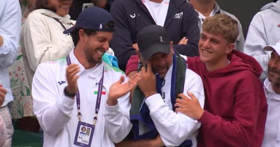 https://static.sky.it/editorialimages/3891abdd94c8a9594e74ec5d551766517c2ca19d/skysport/it/tennis/video/2025/07/07/wimbledon-cobolli-padre-video/cobolli_wimbledon_papa_lacrime_og_image.jpg?im=Resize,width=565