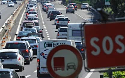 Code in autostrada tra Firenze sud e Incisa dovute al traffico intenso dell'esodo estivo, 9 agosto 2014. ANSA/ MAURIZIO DEGL'INNOCENTI
