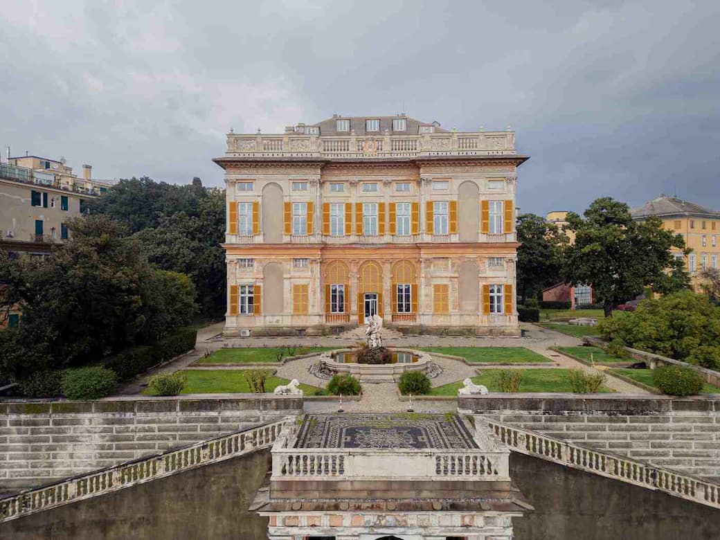 Villa delle Peschiere, prospetto meridionale con rampe di accesso al ninfeo. Courtesy Palazzo Foundation, foto Monica Schettino.