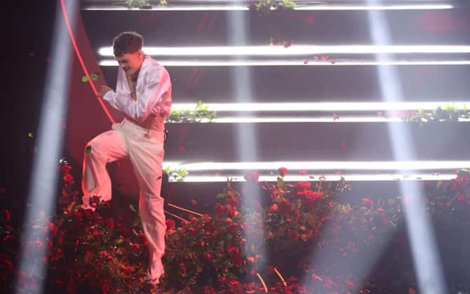 Sanremo 2023, Blanco distrugge le rose sul palco durante l'esibizione: ecco  cosa è successo. FOTO I Sky TG24