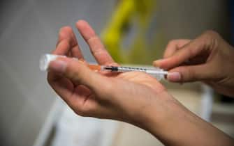 Una siringa preparata per inoculare un vaccino contro il vaiolo delle scimmie