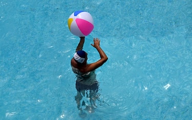 Some people bathe in a swimingpool to fight the heat wave, Genoa, Italy, 20 July 2023 ANSA/LUCA ZENNARO
