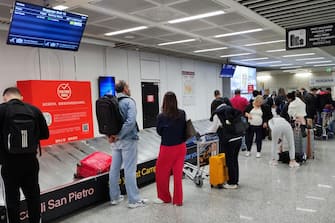 Passeggeri arrivati con un volo da San Paolo del Brasile all'aeroporto di Fiumicino, dove e' stato innalzato il livello di vigilanza nei confronti degli aerei provenienti e delle merci importate dai Paesi in cui è "frequente e continuo il rischio di contrarre la malattia Dengue", 14 febbraio 2024. Tra le misure previste il monitoraggio attento "sulla disinfettazione degli aeri" e la valutazione di eventuali ordinanze per interventi straordinari di sorveglianza, sanificazione e disinfestazione. Il provvedimento è arrivato a causa dell'aumento globale dei casi di dengue, in particolare in Brasile ed Argentina, su disposizione del Direttore Generale della Prevenzione del ministero della Salute, Francesco Vaia, agli Uffici di Sanità Marittima Aerea e di Frontiera.
ANSA/ TELENEWS