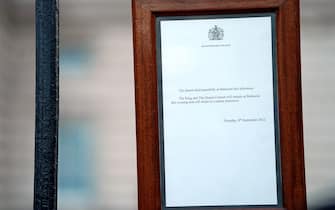 No UK - No US: A member of royal household staff posts a notice on the gates of the Buckingham Palace in London announcing the death of Queen Elizabeth II.



Pictured: Death of Queen Elizabeth II Notice,GV,General View

Ref: SPL5399204 080922 NON-EXCLUSIVE

Picture by: ALPR/AdMedia / SplashNews.com



Splash News and Pictures

USA: +1 310-525-5808
London: +44 (0)20 8126 1009
Berlin: +49 175 3764 166

photodesk@splashnews.com



World Rights,