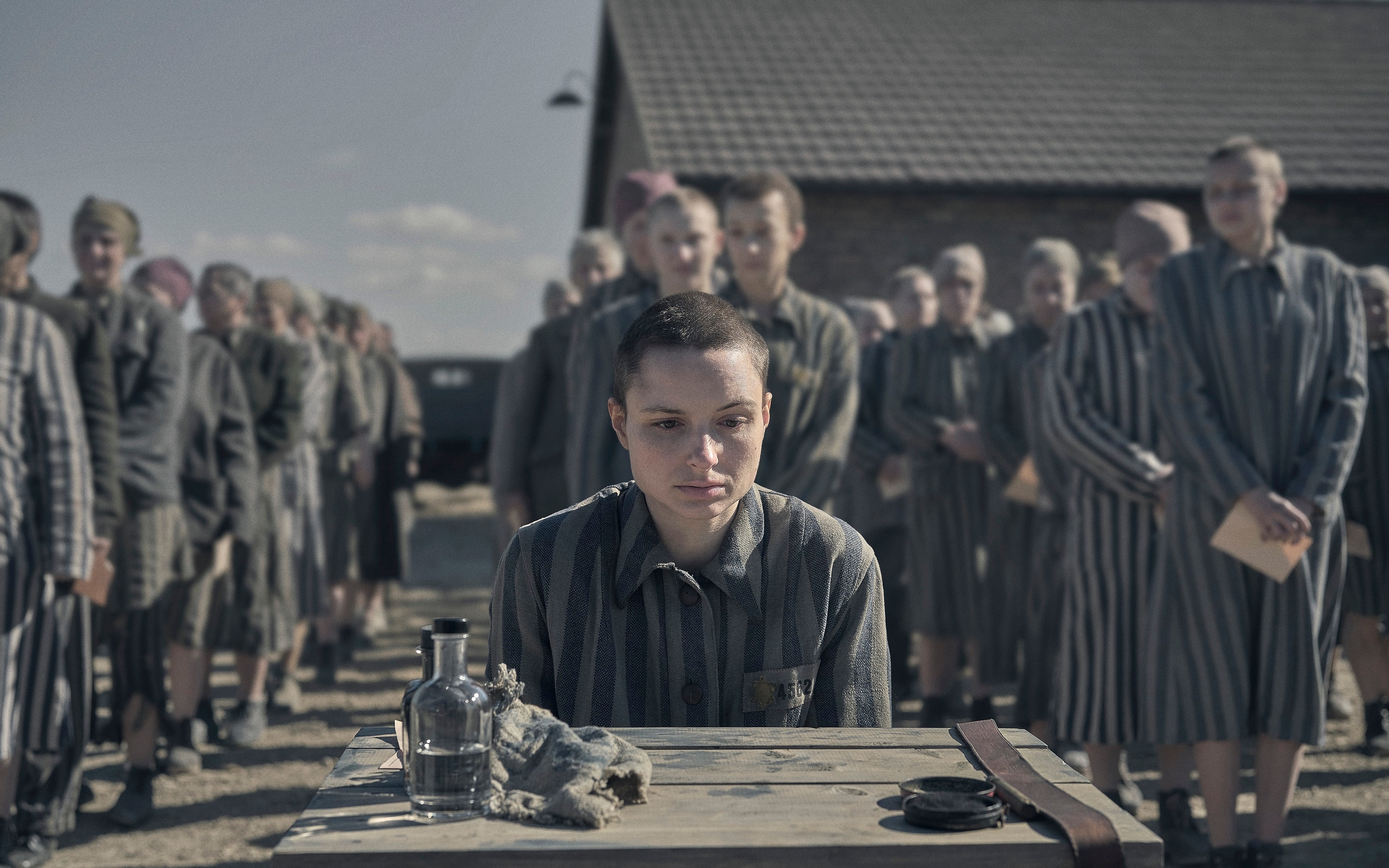 Il Tatuatore di Auschwitz, trama e cast della serie tv Sky dal libro di  Heather Morris | Sky TG24