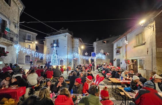 terranera anticipa il natale a ferragosto tavola imbandita e addobbi rossi e bianchi