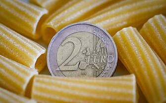 pasta e moneta da 2 euro