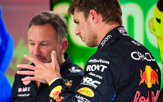 https://static.sky.it/editorialimages/38dd9045637ac7c86b3ff7856c51fab46466e6b5/skysport/it/motori/formula-1/2024/06/30/f1-gp-austria-vanzini-commento-video/verstappen_horner_motorspoet.jpg?im=Resize,width=565