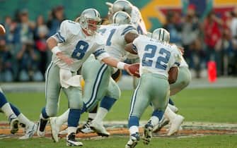 TEMPE, AZ - JANUARY 28: Troy Aikman #8 of the Dallas Cowboys hands the ball off to Emmitt Smith #22 against the Pittsburgh Steelers during Super Bowl XXX on January 28, 1996 at Sun Devil Stadium in Tempe, Arizona. The Cowboys won the Super Bowl 27-17. (Photo by Focus on Sport/Getty Images)