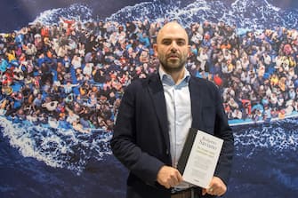 Roberto Saviano presenta il libro "In Mare Non Esistono Taxi" alla Fondazione Forma di Milano
Roberto Saviano presenta il libro "In Mare Non Esistono Taxi" alla Fondazione Forma di Milano