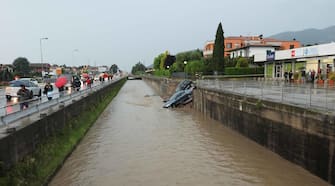 Un violento temporale si è abbattuto nel tardo pomeriggio in provincia di Brescia. Le zone più colpite sono quelle di Caino, Nave, Concesio in Val Trompia con le strade trasformate in torrenti di fango. A Rezzato è anche crollato l'argine del naviglio e due auto parcheggiate sono finite nel canale senza causare feriti, 24 maggio 2023.
/////
Due to heavy rains in Rezzato the embankment of the canal collapsed and two parked cars ended up in the canal without causing injuries, Italy, 24 May 2023.
ANSA/SIMONE VENEZIA