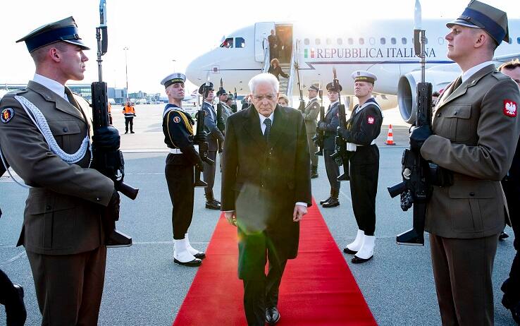 L'arrivo del presidente della Repubblica Sergio Mattarella a Varsavia in Polonia Il Presidente della Repubblica Sergio Mattarella al suo arrivo a Varsavia, in occasione della visita di Stato, 16 aprile 2023. ANSA/ Paolo Giandotti - Ufficio Stampa per la Stampa e la Comunicazione della Presidenza della Repubblica ++HO - NO SALES EDITORIAL USE ONLY++